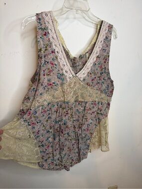 BKE Floral Lace V-Neck Camisole in Cream and Pink